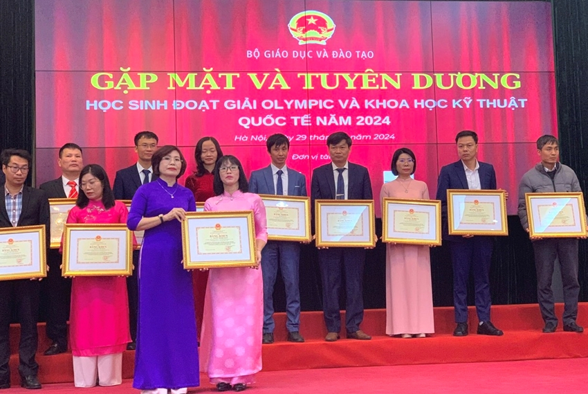 Trường THPT chuyên Quốc Học - Huế được Bộ Giáo dục và Đào tạo tặng bằng khen về thành tích thi Olympic quốc tế